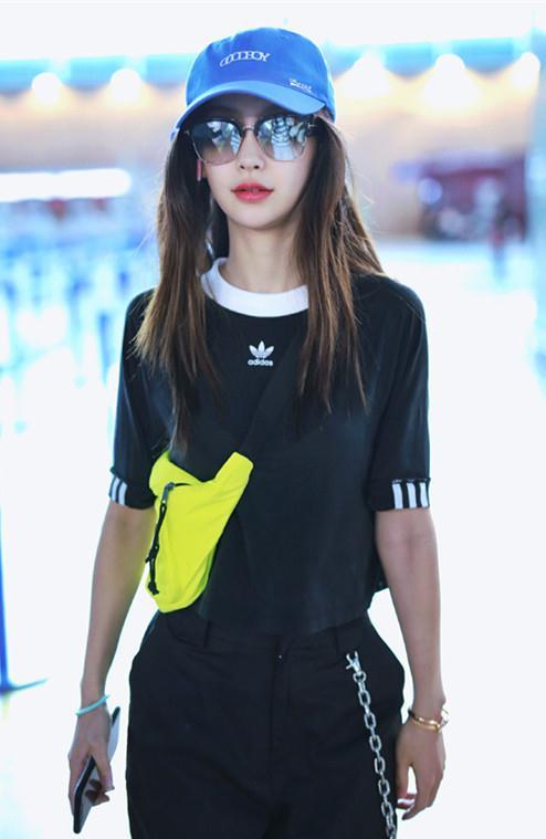 光明网：杨颖的私服搭配有多好？镂空上衣+印花长裙，女神气质十足