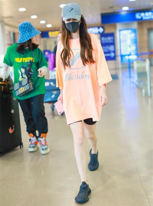 光明网：杨颖的私服搭配有多好？镂空上衣+印花长裙，女神气质十足