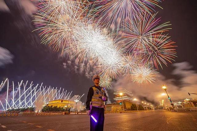 环球网■烟花下的“骄”警