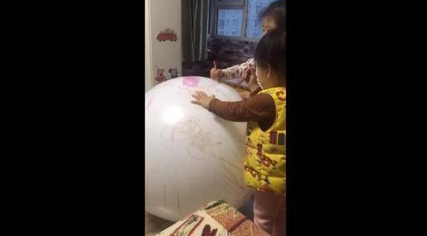 光明网：姐妹俩玩扎气球游戏，意外发生被吓得一脸懵，家长慎给孩子玩