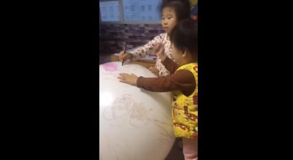 光明网：姐妹俩玩扎气球游戏，意外发生被吓得一脸懵，家长慎给孩子玩