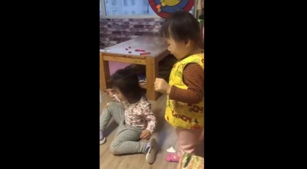 光明网：姐妹俩玩扎气球游戏，意外发生被吓得一脸懵，家长慎给孩子玩
