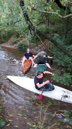 [北青网]街道被水淹没 外国三兄弟乘独木舟划船通行