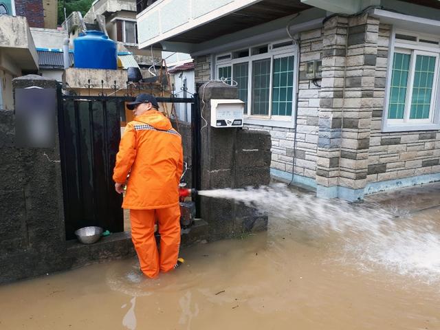 【环球网】台风“米娜”即将登陆韩国 强降雨致街道农田被淹没