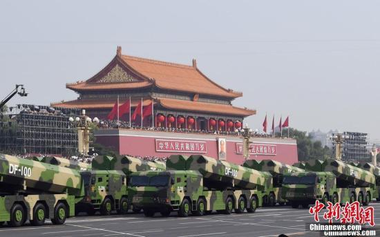 #中国新闻网#海外华媒采访庆典“满心欢喜”地记录中国前进脚步