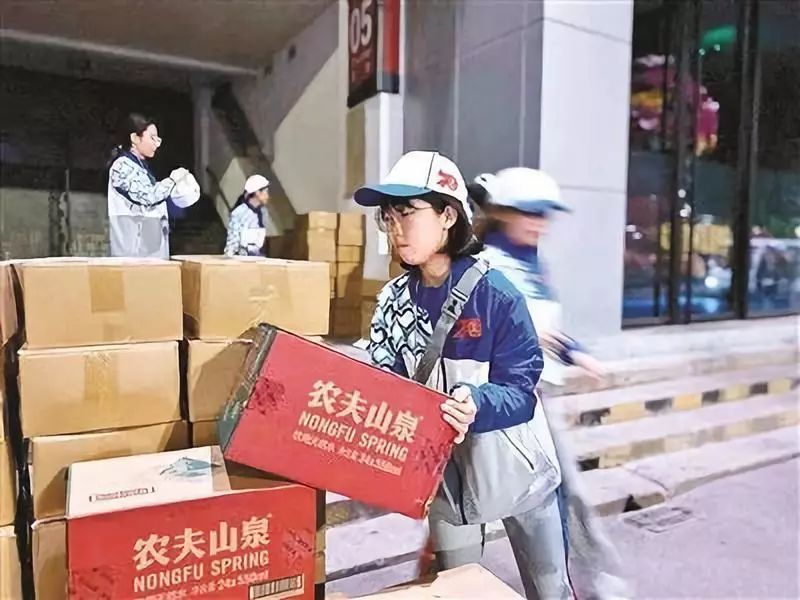 北京青年报@点赞幕后英雄！他们的身影同样靓丽