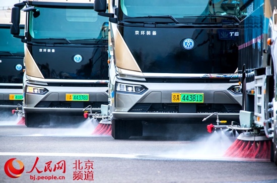 [人民网-北京频道]揭秘国庆“阅兵第零方阵”：环卫洗扫车如何“走出”最佳清扫队形？