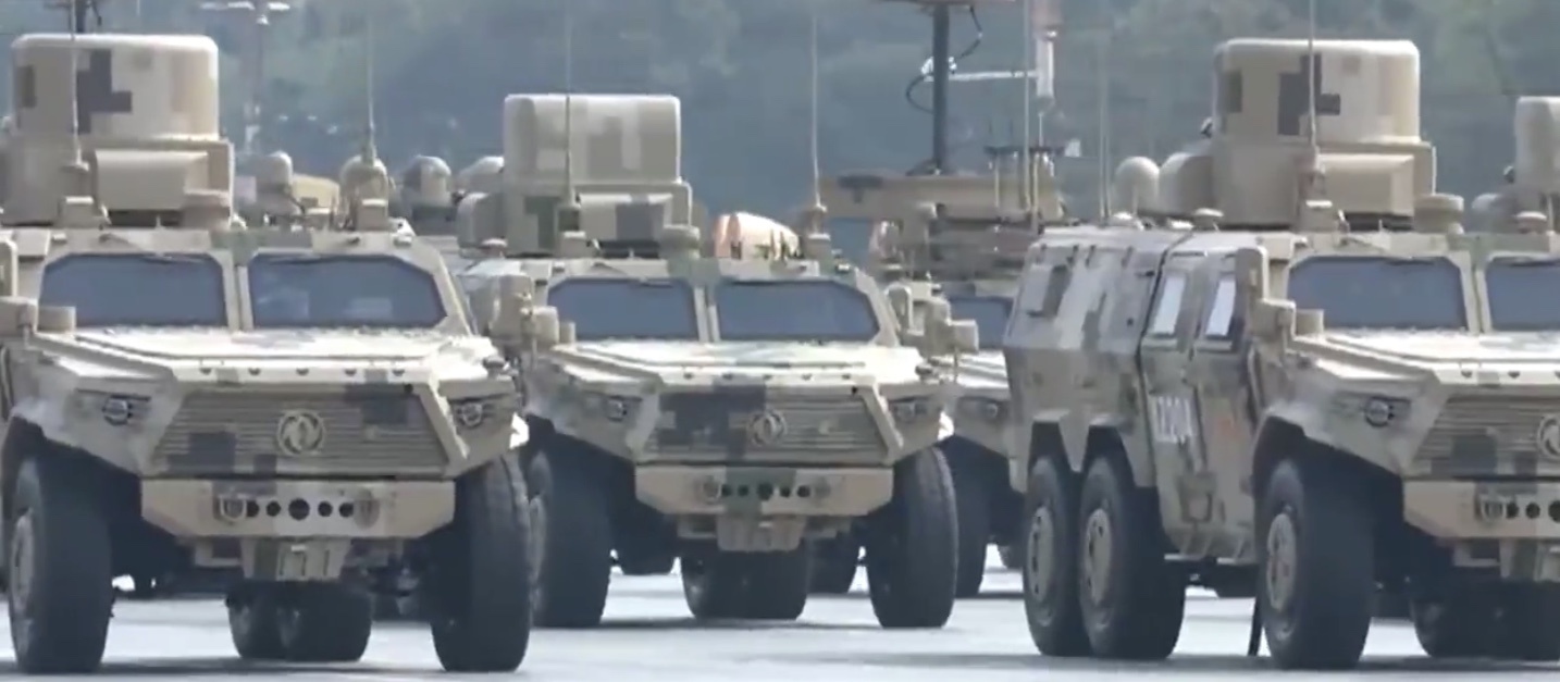 「新京报」盘点国庆庆典车元素:检阅车、越野车、卡车各显威风