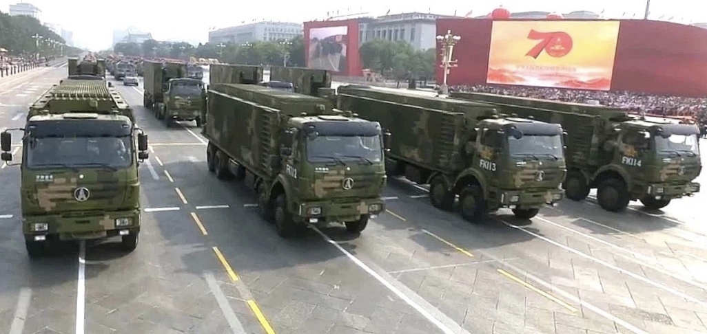 「新京报」盘点国庆庆典车元素:检阅车、越野车、卡车各显威风