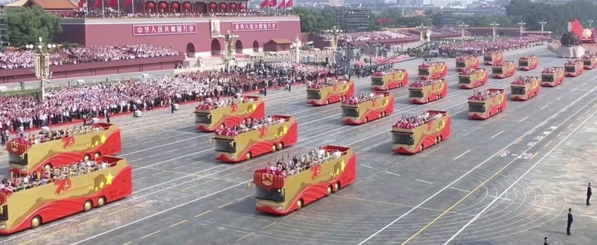 「新京报」盘点国庆庆典车元素:检阅车、越野车、卡车各显威风
