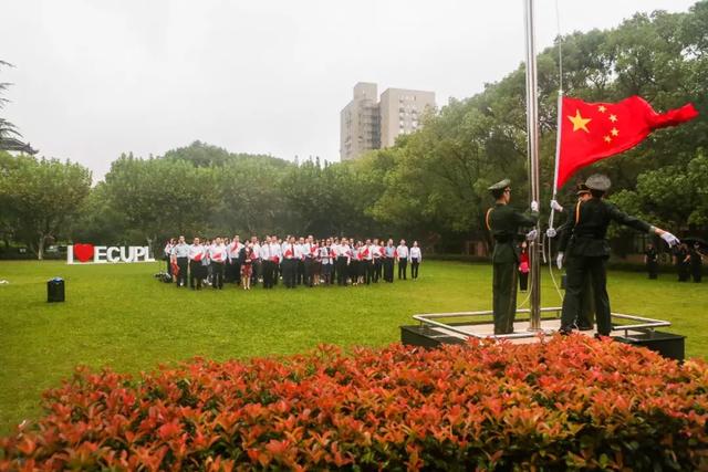 新民晚报@主持人累到吸氧，7万只鸽子是借的，阅兵幕后同样让人特别激动