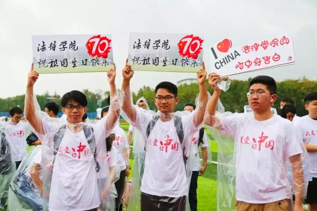 新民晚报@主持人累到吸氧，7万只鸽子是借的，阅兵幕后同样让人特别激动