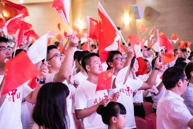 新民晚报@主持人累到吸氧，7万只鸽子是借的，阅兵幕后同样让人特别激动