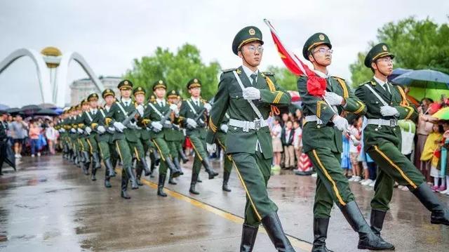 新民晚报@主持人累到吸氧，7万只鸽子是借的，阅兵幕后同样让人特别激动