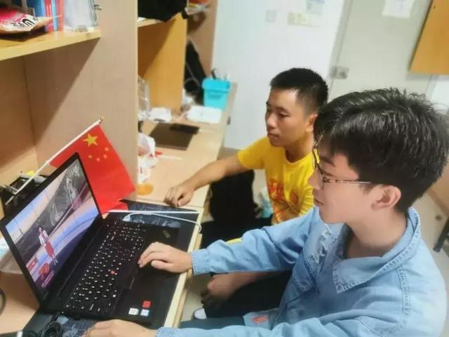 新民晚报@主持人累到吸氧，7万只鸽子是借的，阅兵幕后同样让人特别激动