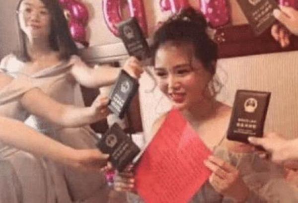 [中国网]＂全网“最惹不起”的新娘，看到伴娘团的证书，网友：兄弟，挺住＂