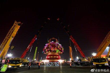 「光明网」7小时组装！18米高巨型花果篮 亮相天安门广场