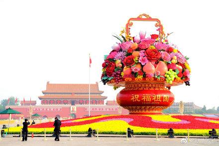 「光明网」7小时组装！18米高巨型花果篮 亮相天安门广场