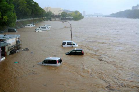 #北青网#暴雨袭击四国岛太平洋沿岸 淹没了停车场上的汽车