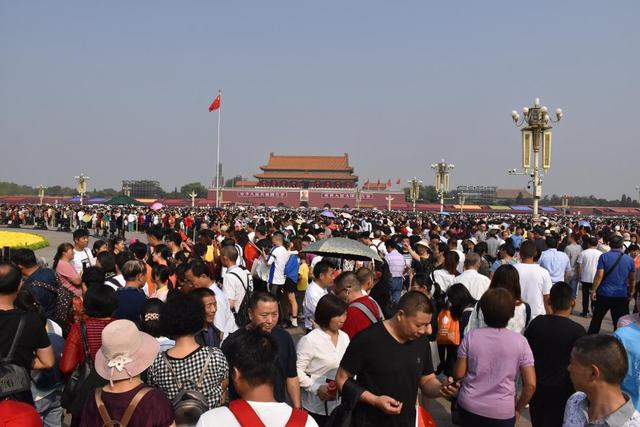 [中国青年网]阅兵的荣光时刻，他20年内经历了5次