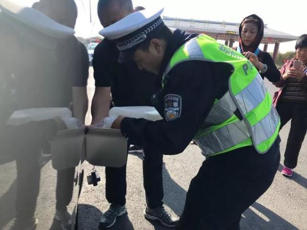 「光明网」粗心客车忘加油，高速交警解烦忧