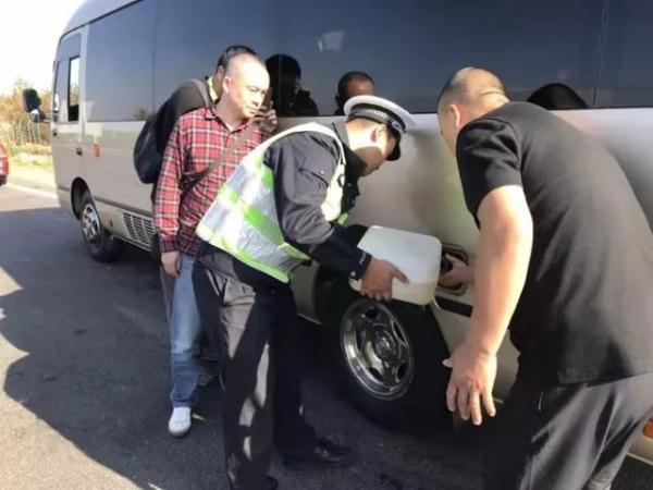 「光明网」粗心客车忘加油，高速交警解烦忧