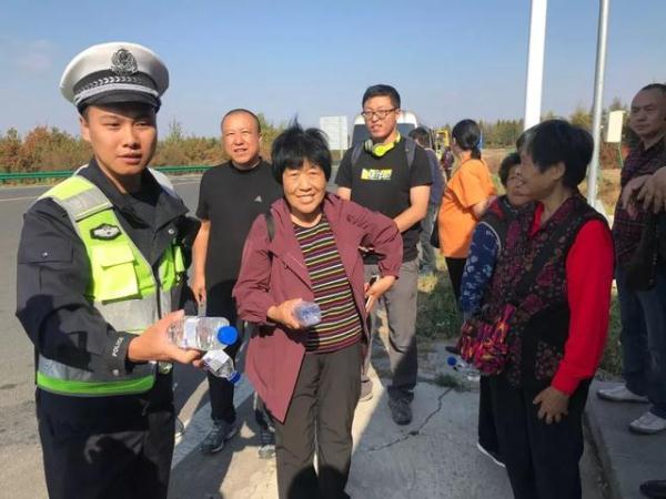 「光明网」粗心客车忘加油，高速交警解烦忧