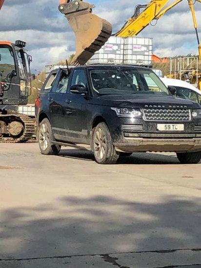 「北青网」外国一挖掘机司机砸碎老板的车 被警方逮捕