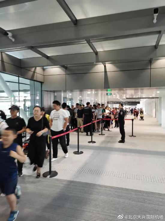 「中国经济网」大兴机场投运后首个“十一”：每日1.5万参观客“打卡”