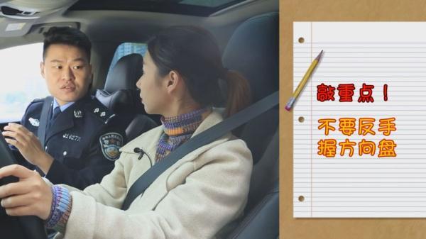 光明网：这些握持方向盘的姿势都是错的！你有过吗？