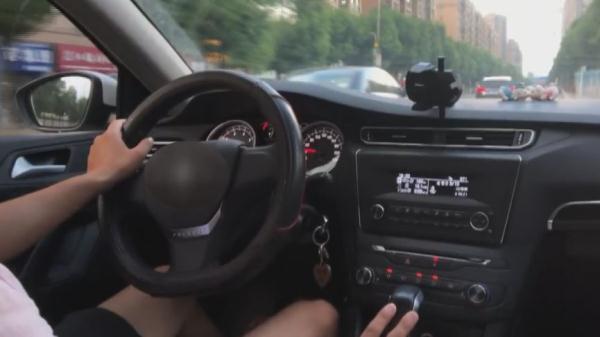 光明网：这些握持方向盘的姿势都是错的！你有过吗？