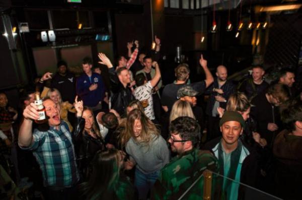 中国网@＂美两名男子涉嫌侵犯夜店女子，却难定罪：女子全程微笑表示默许？＂