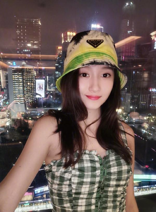 「光明网」关晓彤的秋季穿搭，展现不同的服装元素，优雅又不过时