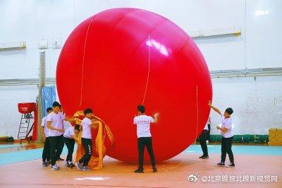 #光明网#难以忘怀！401名志愿者在天安门广场两侧升起70个大红灯笼