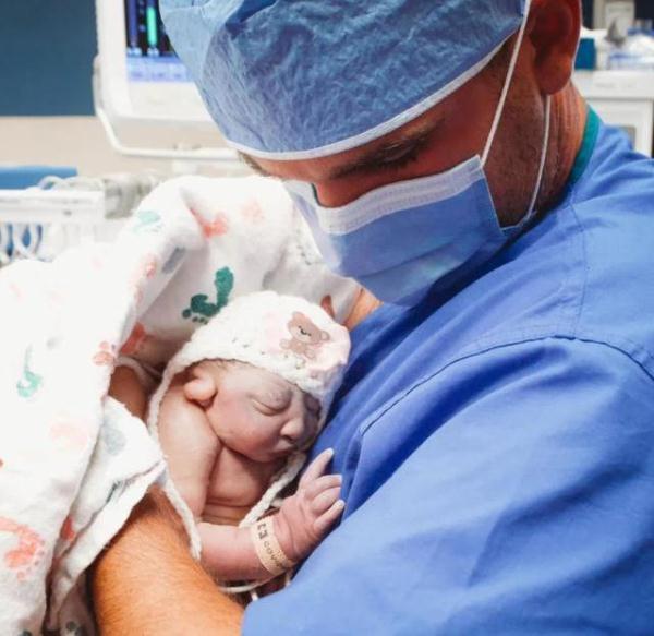 「光明网」父母明知孩子活不长仍坚持生下，孩子1小时10分钟后身亡