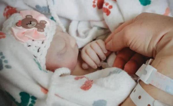 「光明网」父母明知孩子活不长仍坚持生下，孩子1小时10分钟后身亡