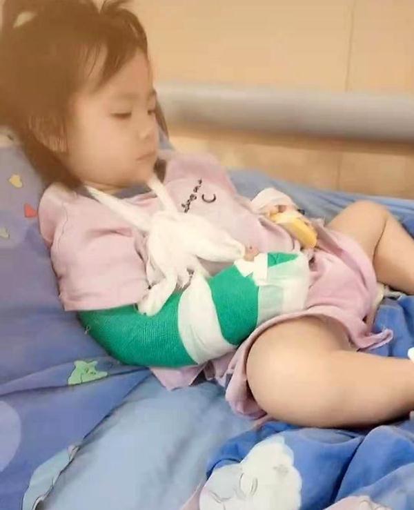 「光明网」女孩双手受伤，坚持用脚玩手机，网友笑翻：受个伤还解锁了新技能