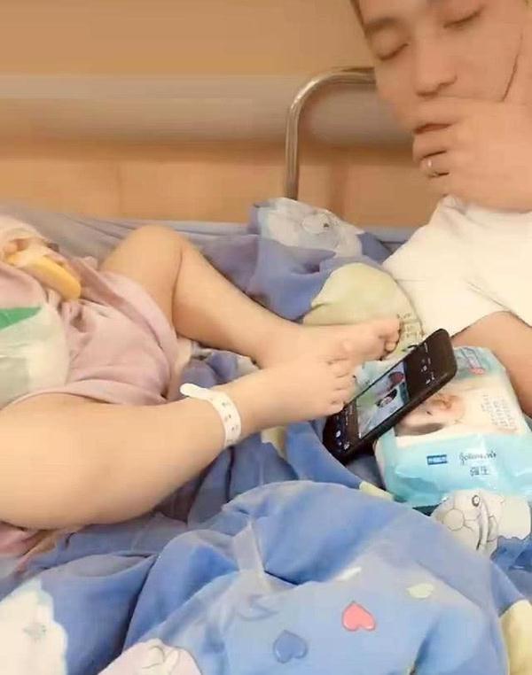 「光明网」女孩双手受伤，坚持用脚玩手机，网友笑翻：受个伤还解锁了新技能