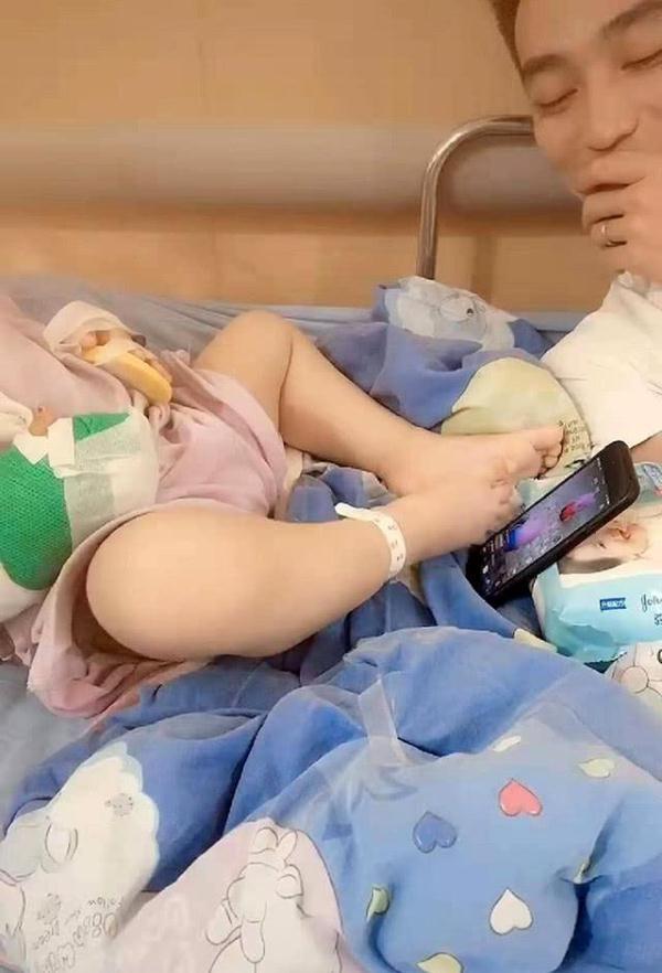 「光明网」女孩双手受伤，坚持用脚玩手机，网友笑翻：受个伤还解锁了新技能