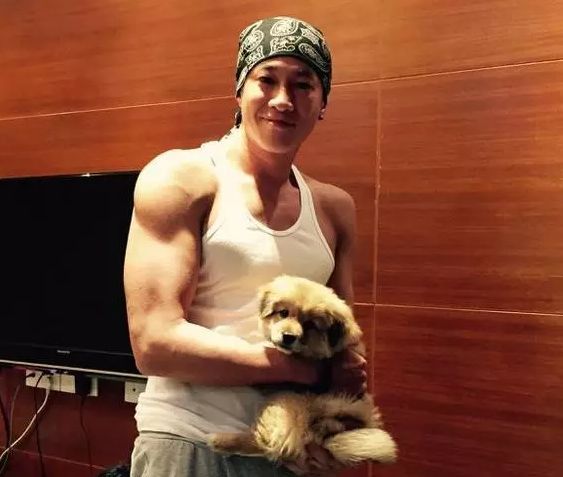 何润东保持身材就更加不是容易的事,毕竟他已经远远超过中国男性发胖