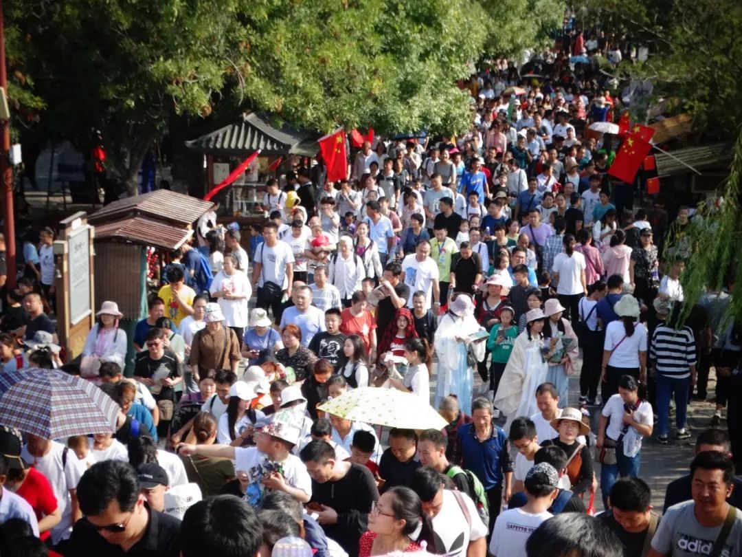 [中国新闻周刊]放假干啥都行，就是别旅游