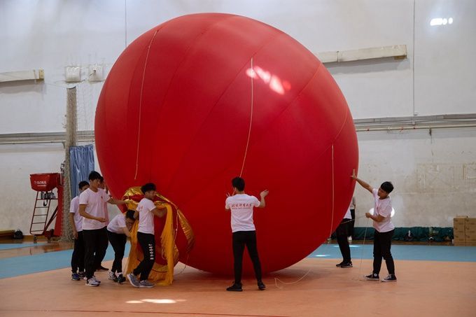 【北京晚报】难以忘怀！401名志愿者在天安门广场两侧升起70个大红灯