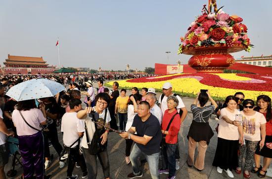 北京日报■10月3日天安门迎客流高峰高达268万人次 创新高
