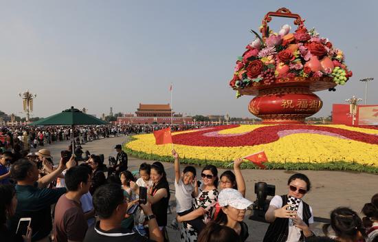 北京日报■10月3日天安门迎客流高峰高达268万人次 创新高