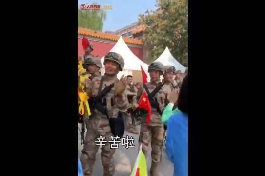 观察者网：多有爱的一幕！群众游行方队与兵哥哥一路击掌