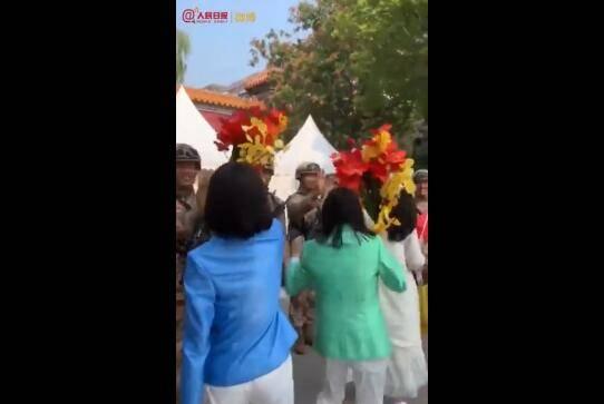 观察者网：多有爱的一幕！群众游行方队与兵哥哥一路击掌