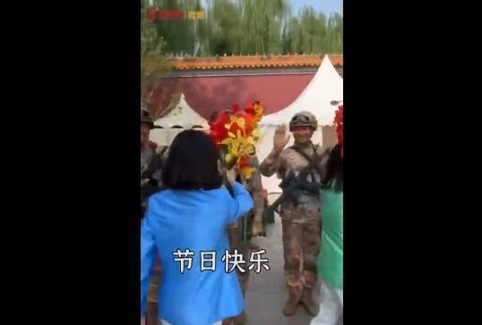 观察者网：多有爱的一幕！群众游行方队与兵哥哥一路击掌