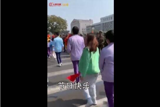 观察者网：多有爱的一幕！群众游行方队与兵哥哥一路击掌