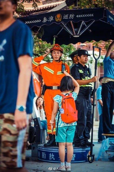 【光明网】辛苦了，有你们很温暖