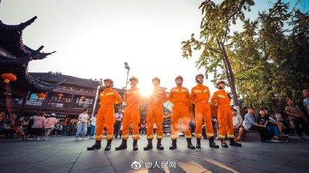 【光明网】辛苦了，有你们很温暖